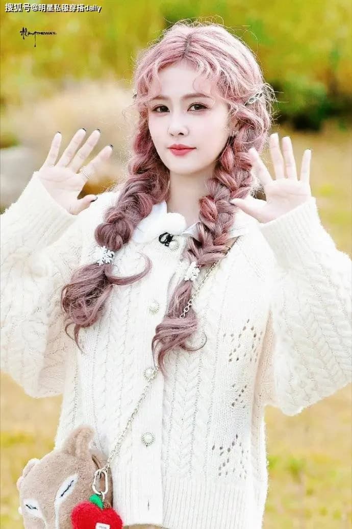 白鹿尝试樱花粉羊毛卷发型,侧颜精致如洋娃娃