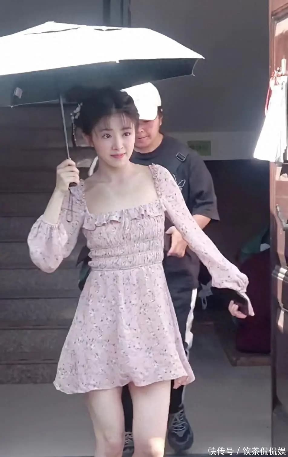 36岁张含韵少女感藏不住!走路蹦跳说话软萌像20岁