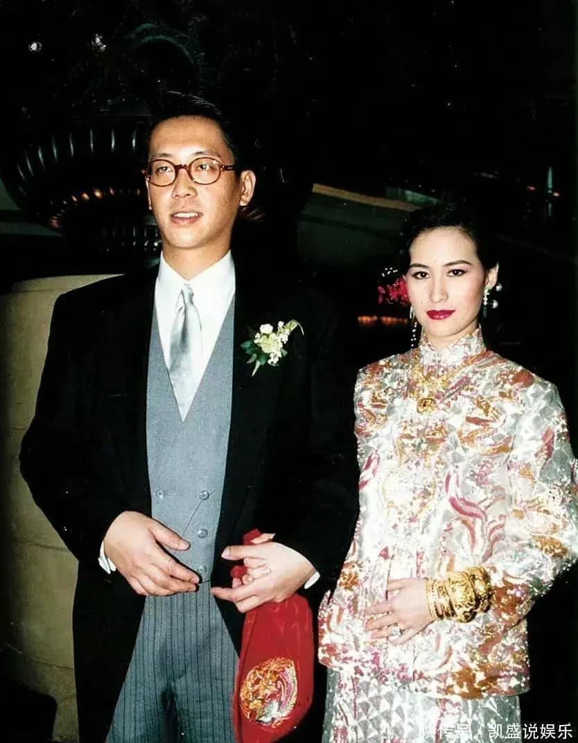 何超琼身穿价值连城的中式褂皇,纯金丝手工刺绣