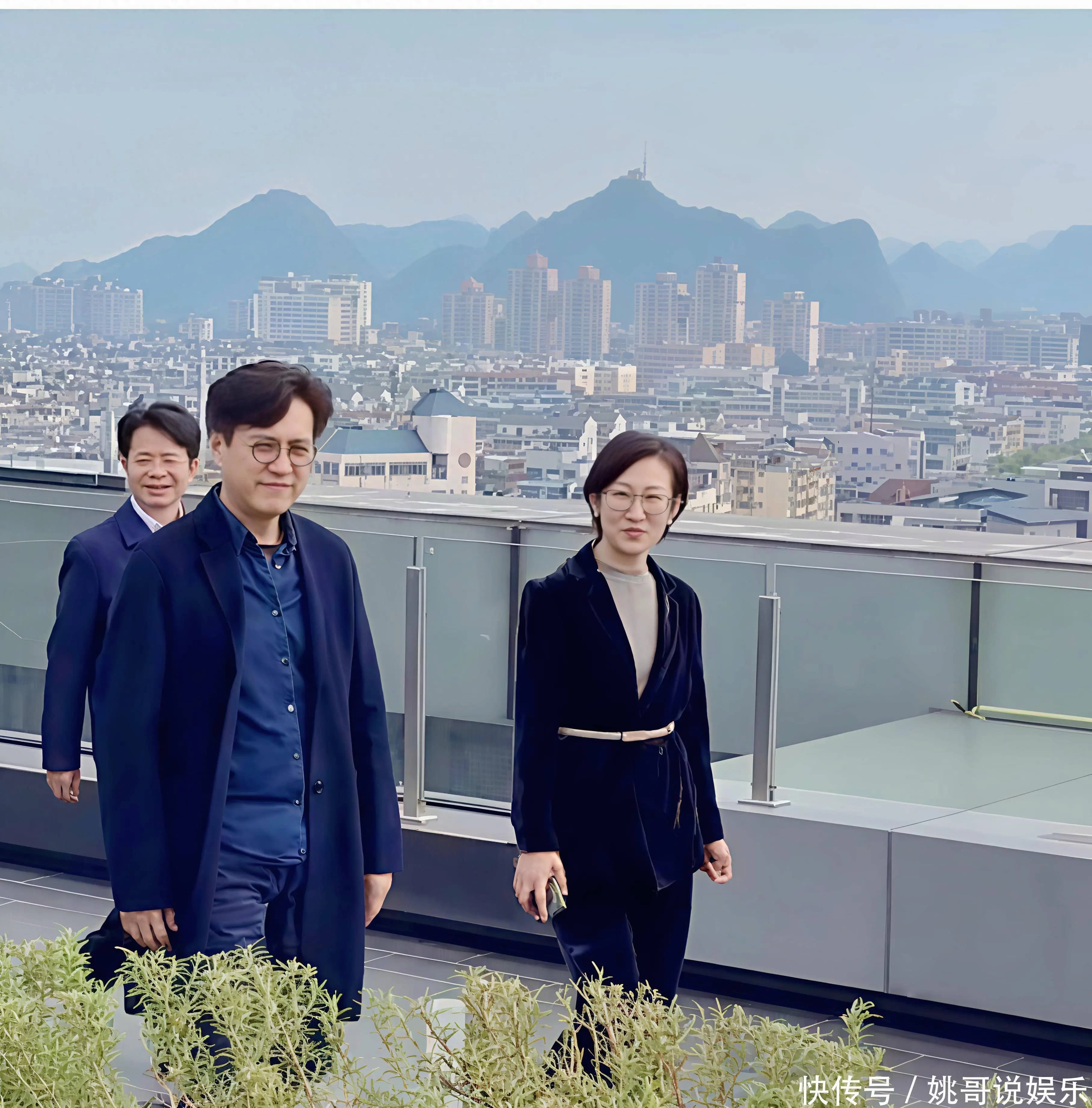 48 岁靳东身穿衬衫、长毛呢披风,在广西桂林被偶遇,真的好帅气