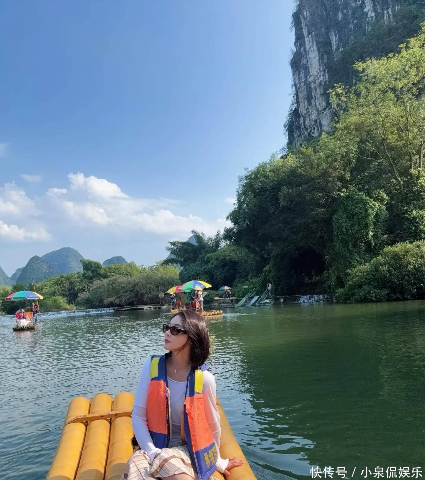 桂林漓江蓝天白云与竹筏美景