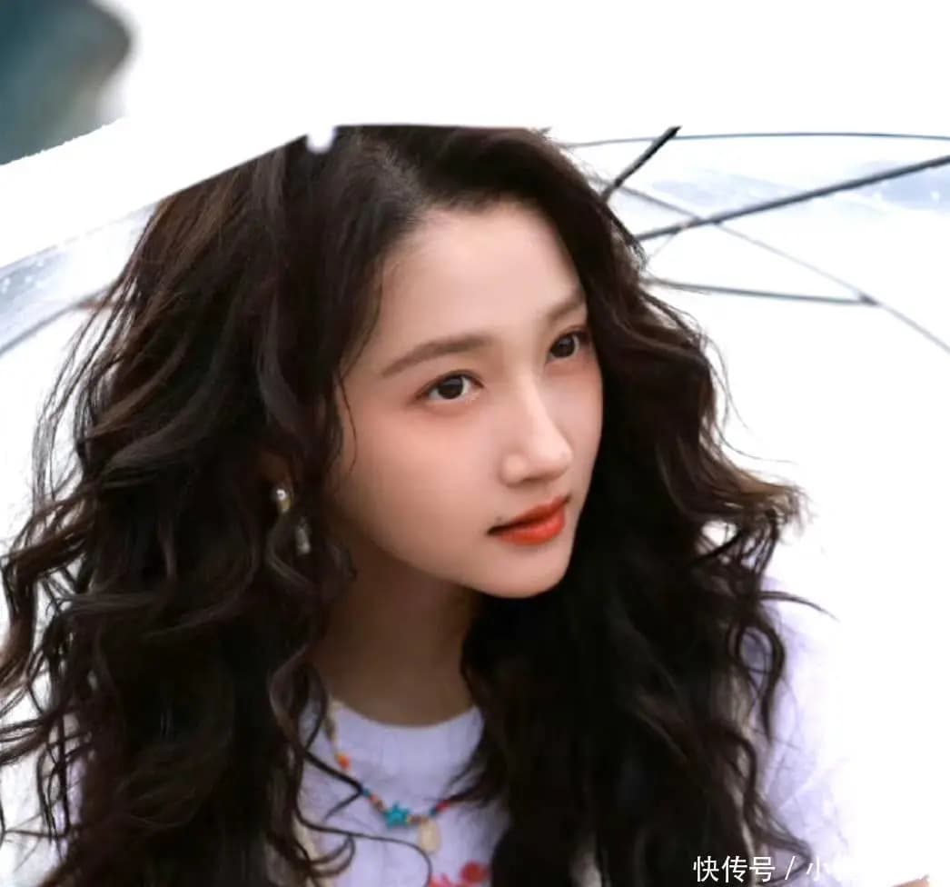 关晓彤在王牌对王牌节目中玩卧底游戏,动作从容淡定,展现28岁后的沉稳气质