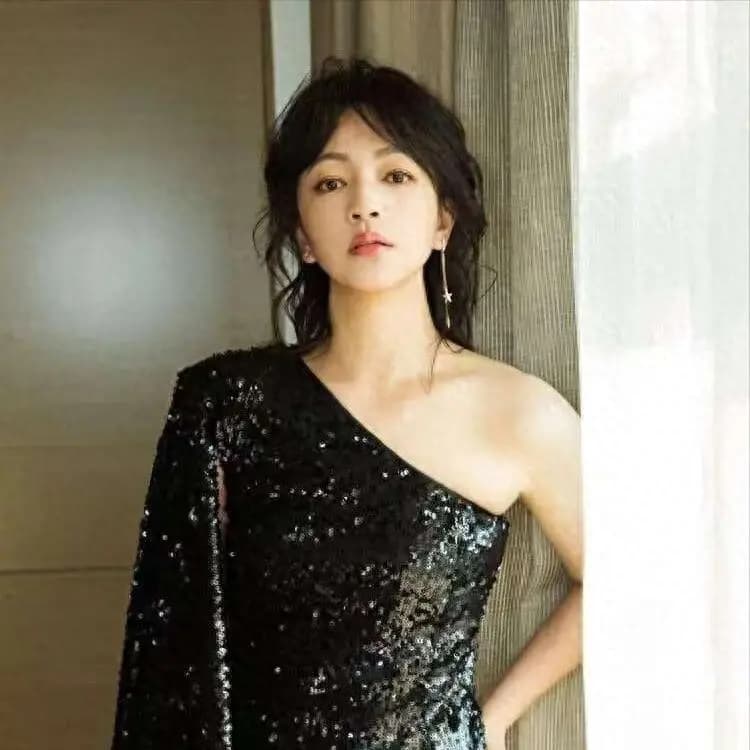 她曾被陈坤陆毅追求,最后却嫁给“丑丈夫”,今掌管半个娱乐圈