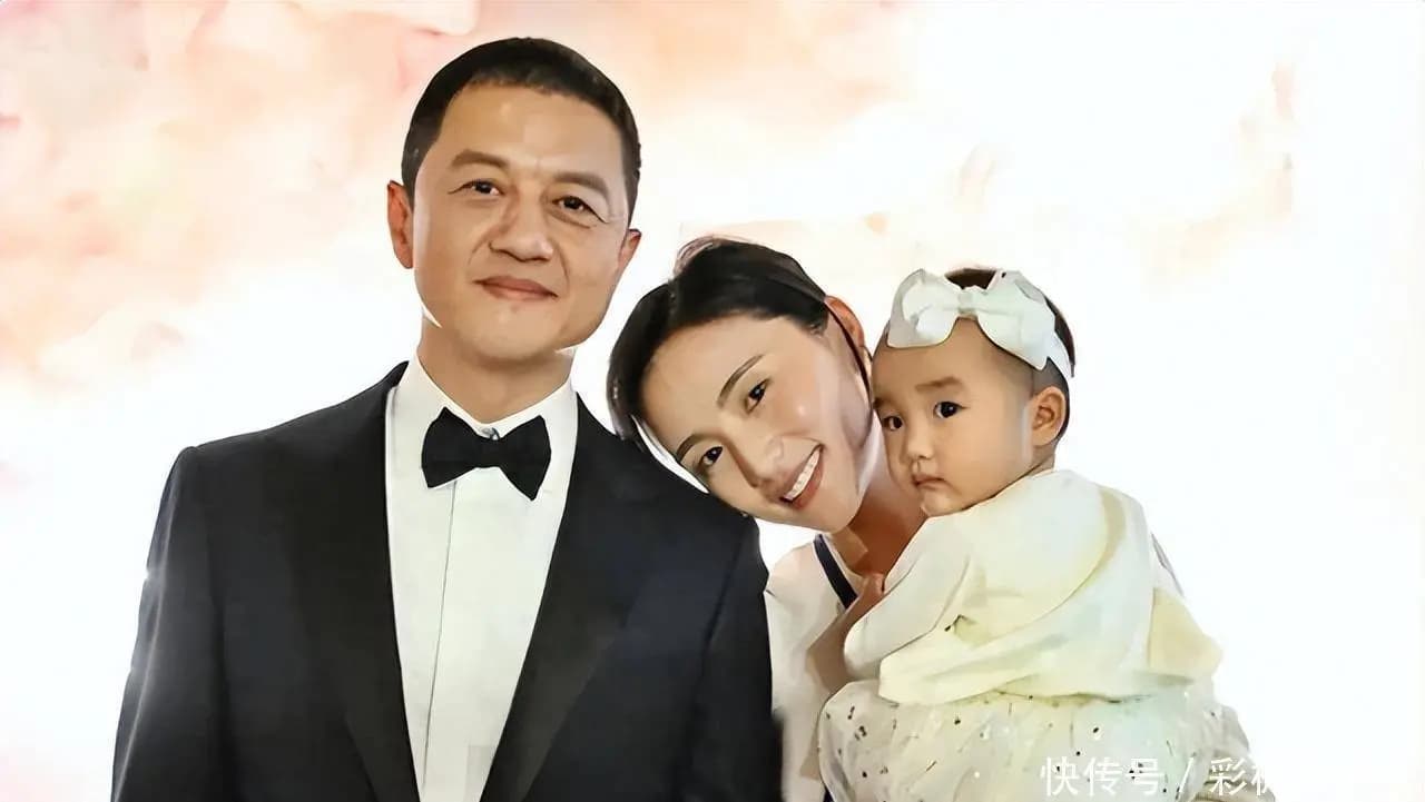 李嫣自信现身父亲李亚鹏的直播间