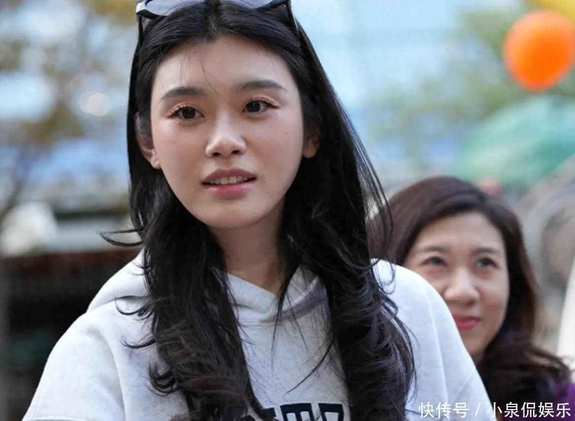 36岁奚梦瑶生图被疯传,没网传的那么漂亮,细看五官小巧钱没白花