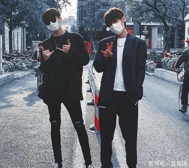 周昊杉与周柯宇兄弟二人的亲密合影