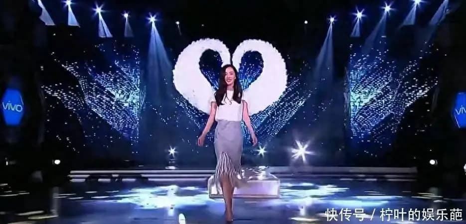 杨幂身着黑色深V礼服手持水晶箭维密造型