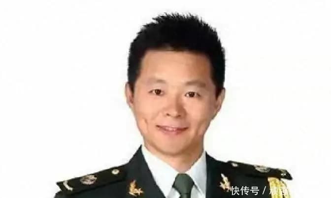 成名后的王宏伟悉心照料年迈的母亲