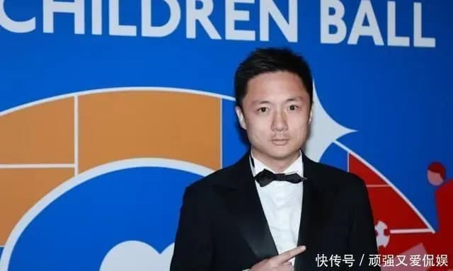 袁嘉敏在家中客厅搭建的简易摄影棚环境