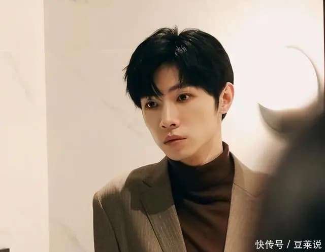 周昊杉在短剧中饰演霸道总裁的经典造型