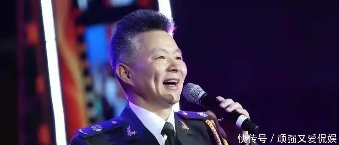 王宏伟与妻子杨姗姗及女儿一家四口幸福合影