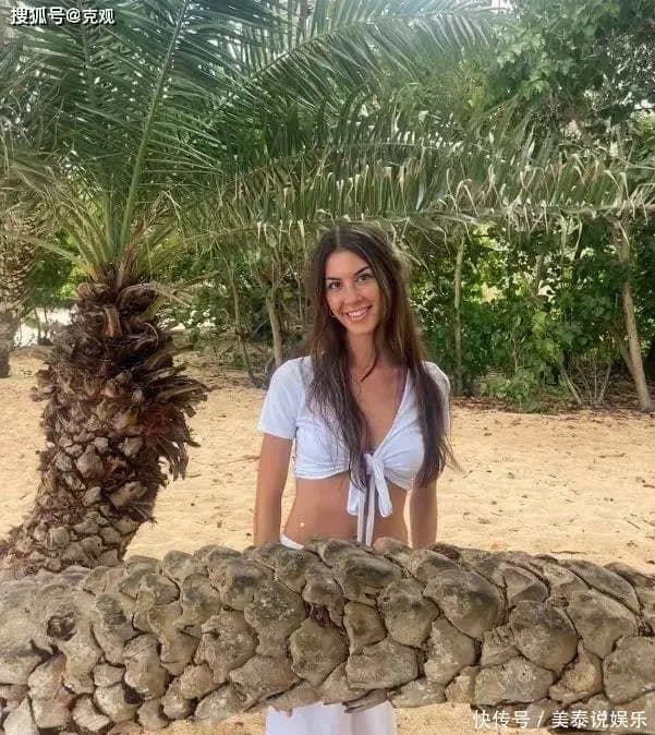 伊莎贝尔·泰特精心打扮参加派对,心态积极乐观