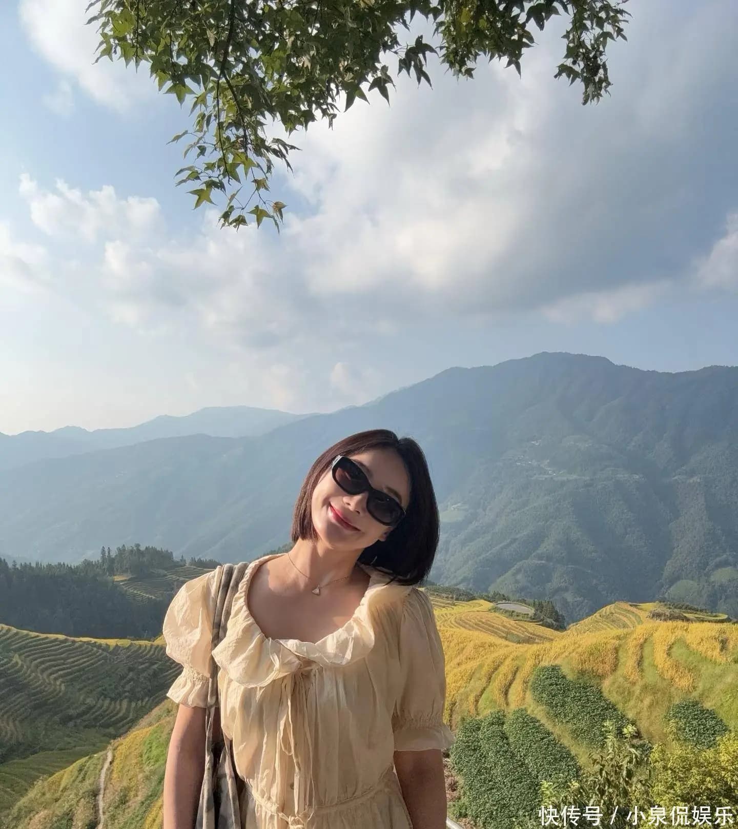 袁姗姗戴墨镜在龙脊梯田前留影
