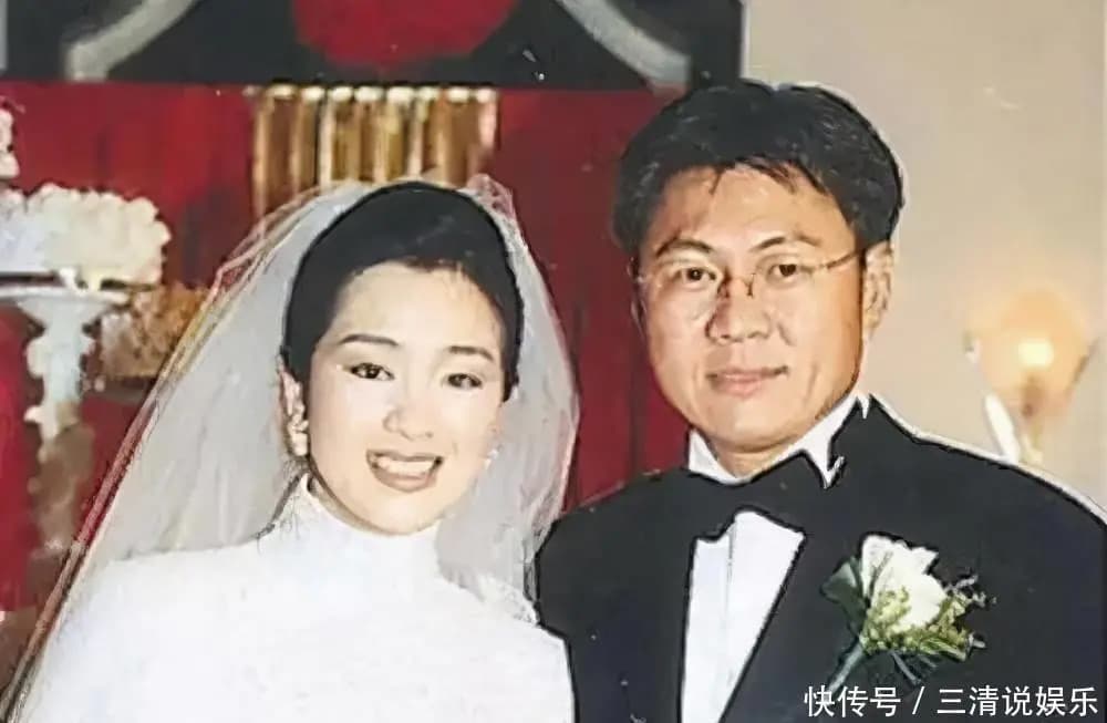 年轻时的巩俐与张艺谋合影