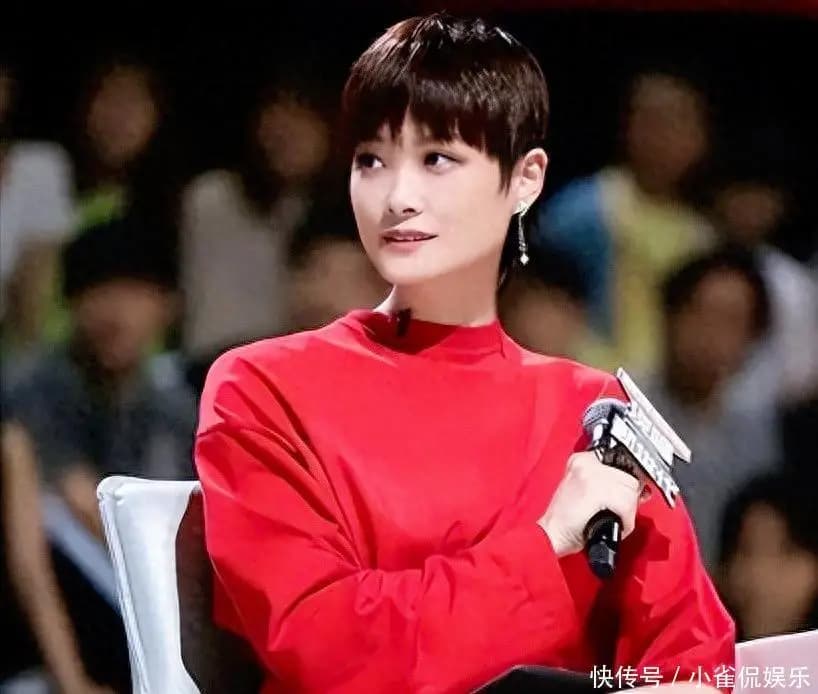 41岁在演唱会上“痛哭”的李宇春,强直性脊柱炎,提醒了我们什么