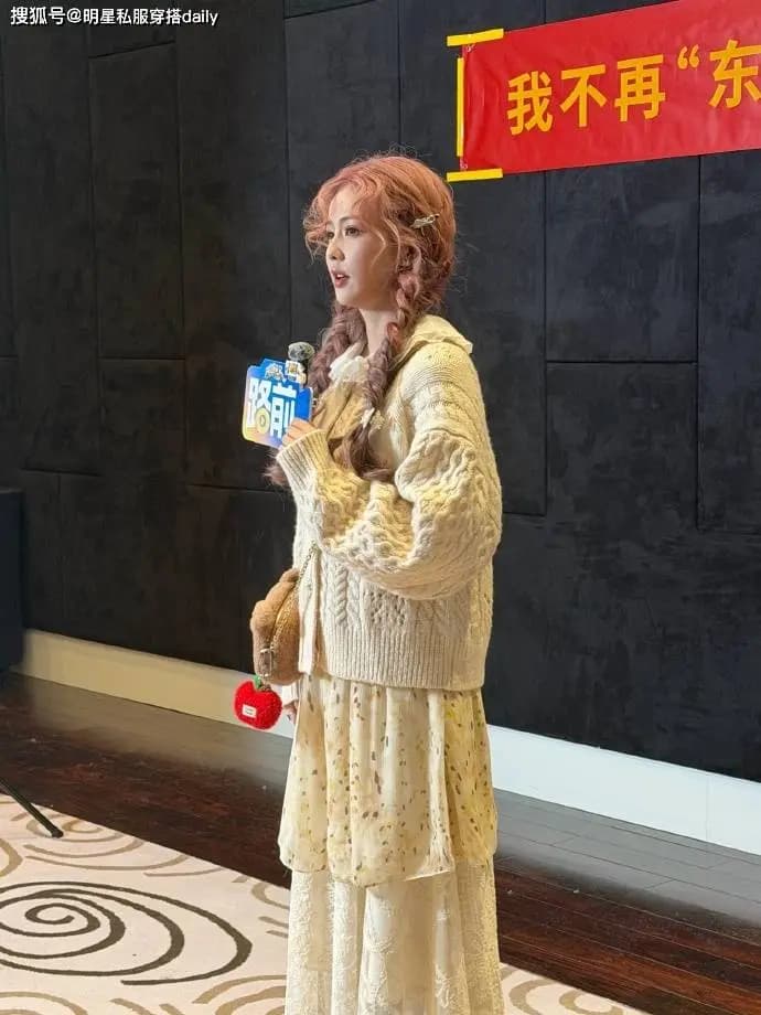 白鹿斜挎Jimmy Choo狐狸包,配饰细节增添俏皮感