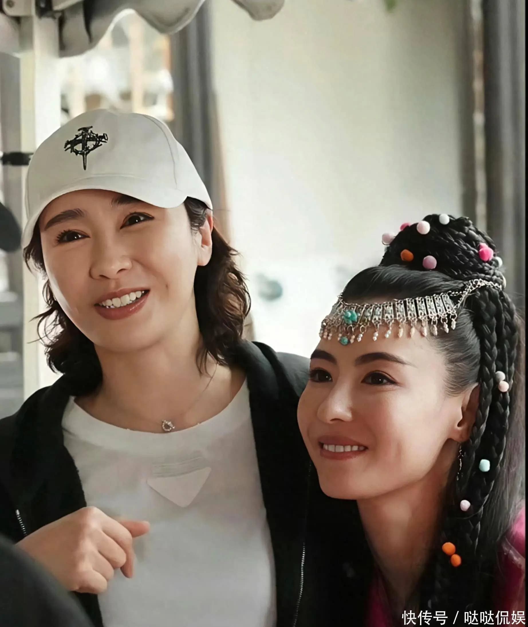 黎姿探班张柏芝二人亲密同框合影,顶级骨相引热议