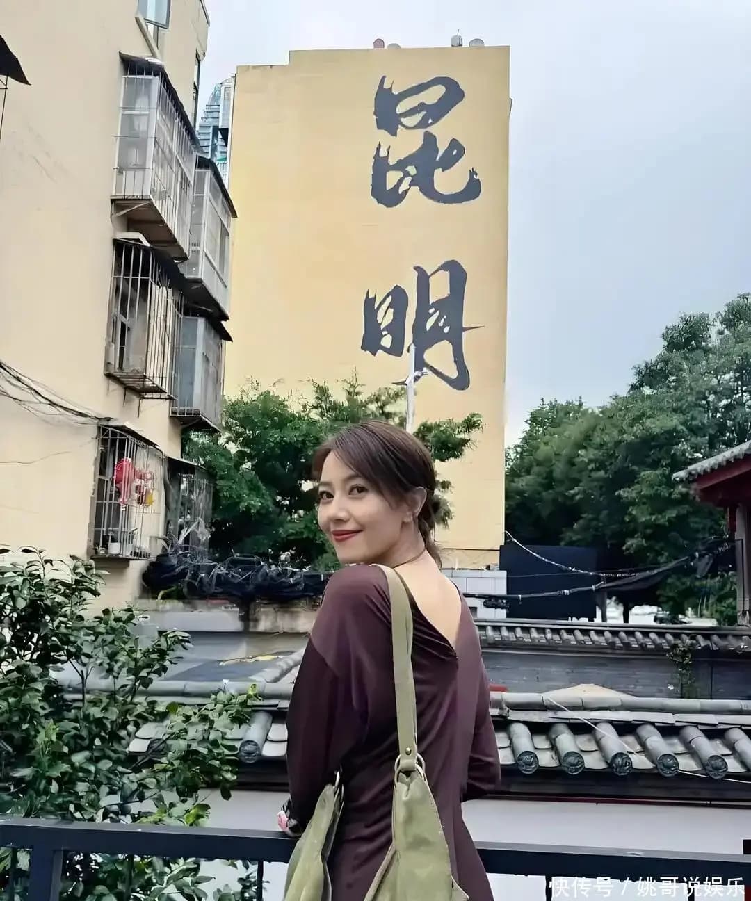 高圆圆展现舒适显气质的私服穿搭,金属扣收腰连衣裙成亮点