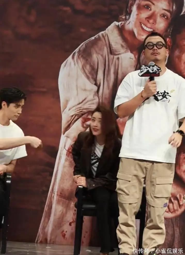 阿云嘎提醒黄小蕾让座