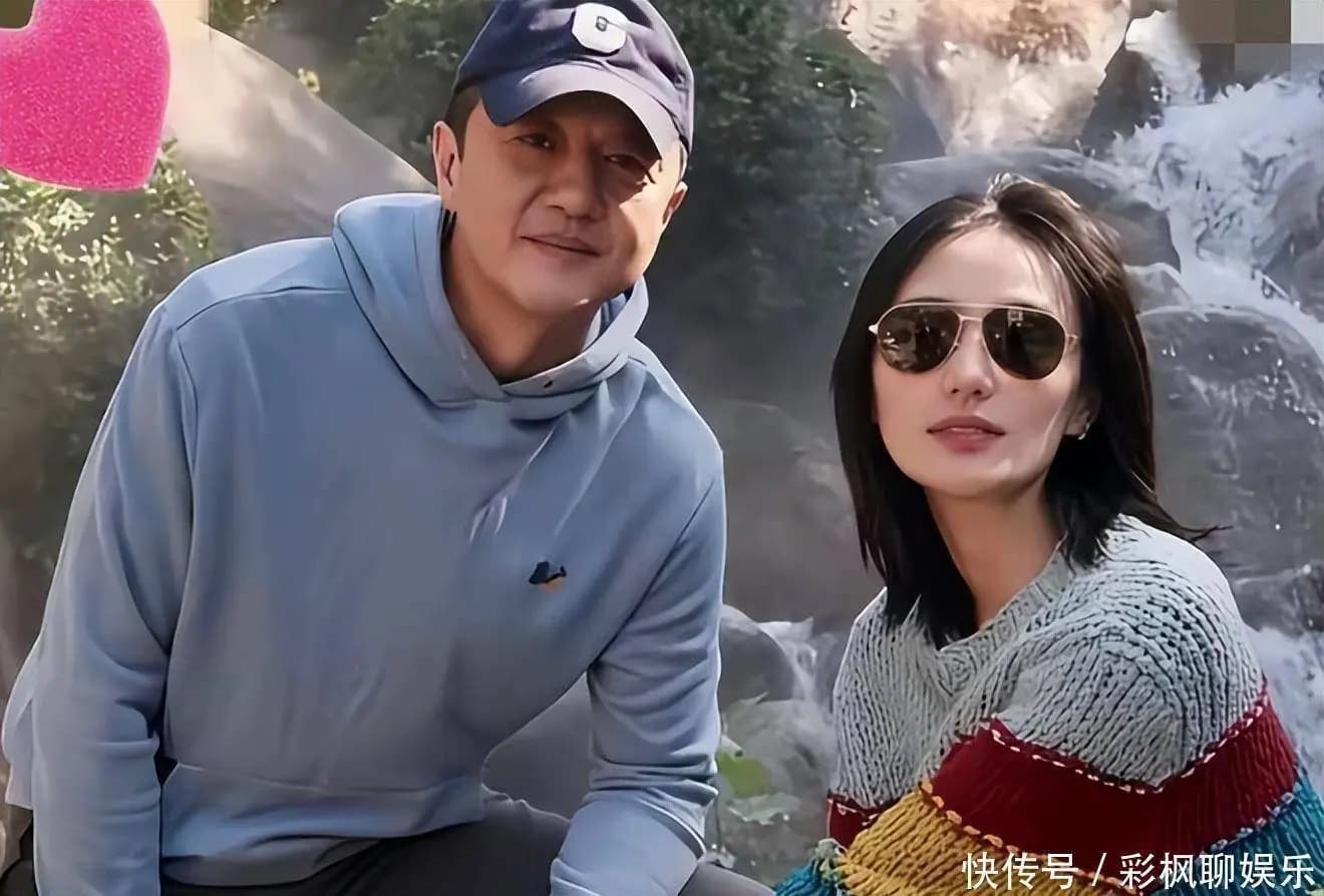 李亚鹏与女儿李嫣在公益活动中的温馨互动