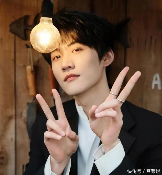 周柯宇在片场专注研读剧本的工作照