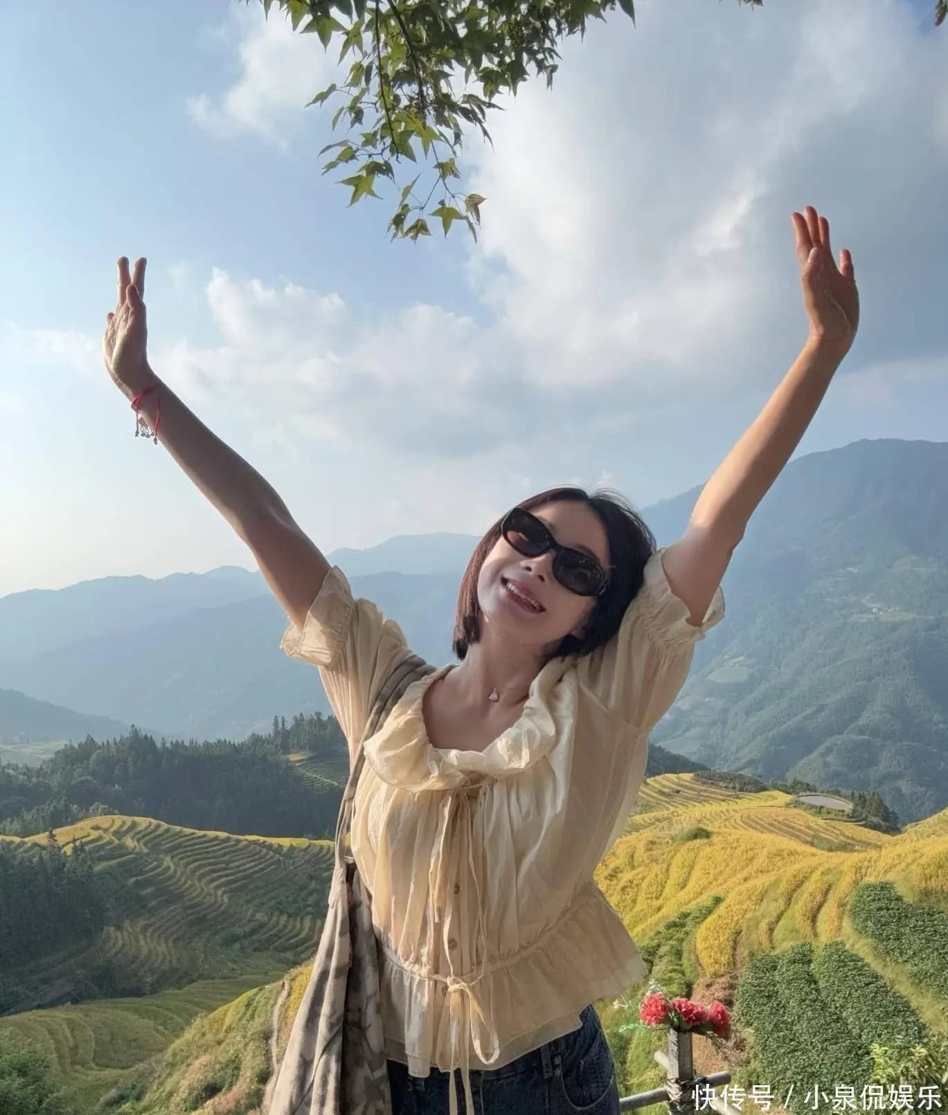 袁姗姗在自然美景中张开双臂开心大笑