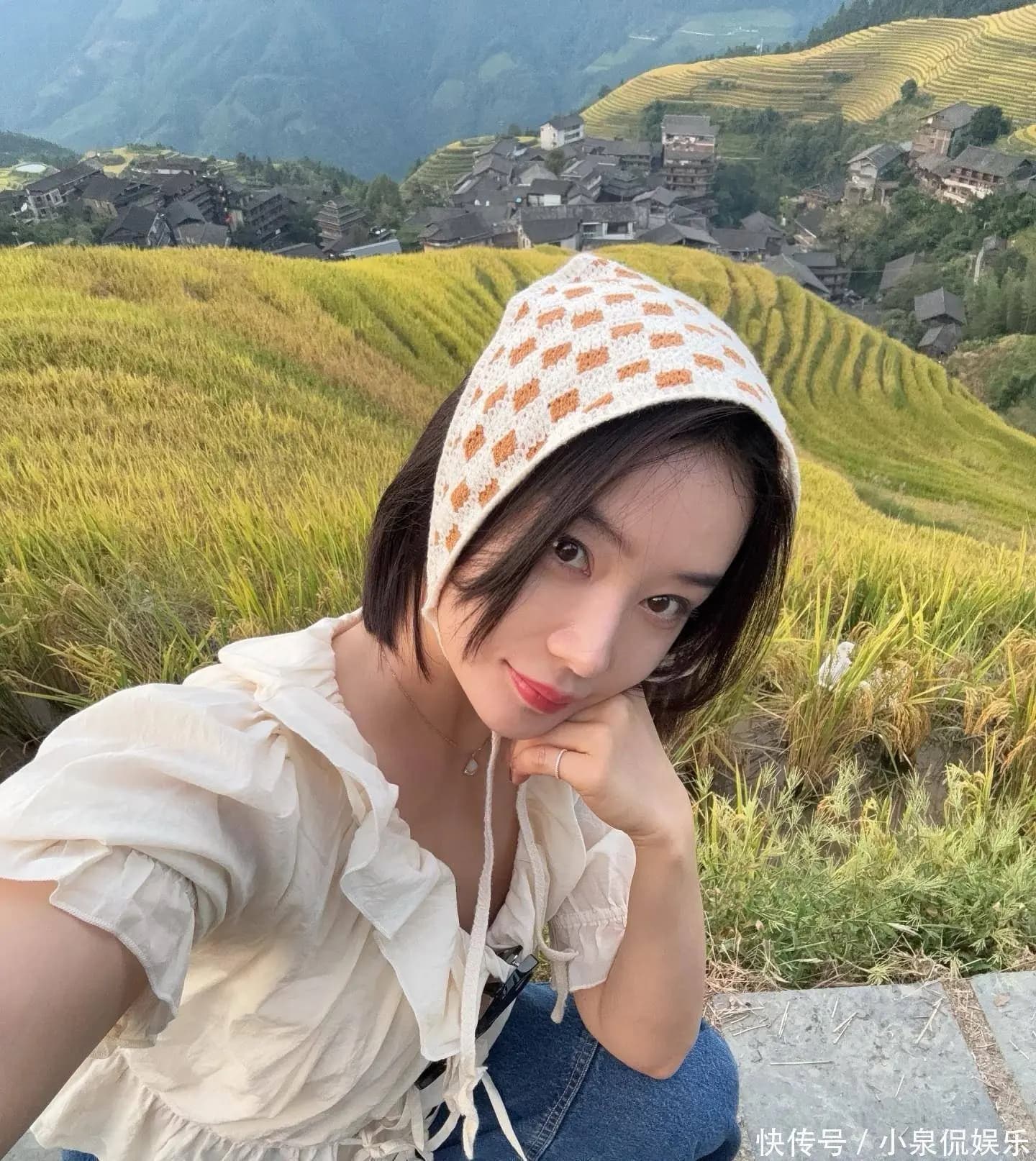 袁姗姗戴头巾在金色稻田前自拍
