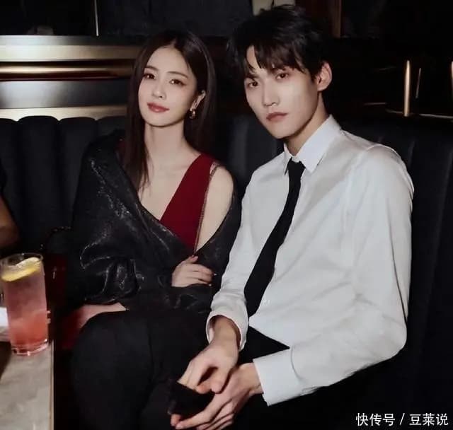 周柯宇参加活动照片,展现高挑帅气外形