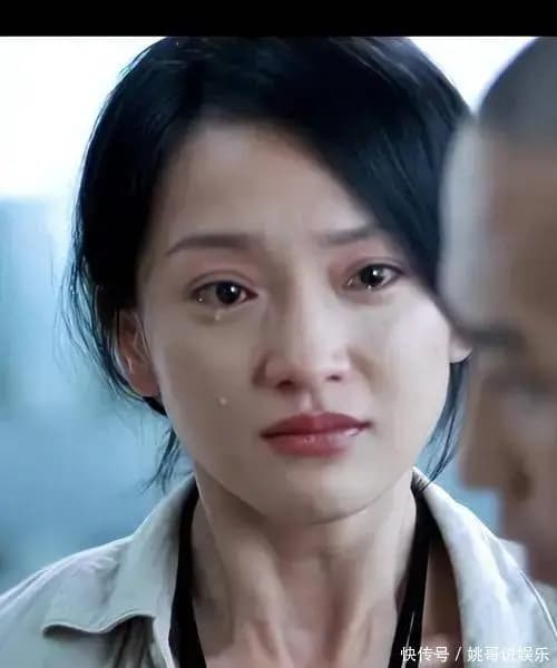 周迅身着华服出席颁奖礼红毯,尽显影后风范