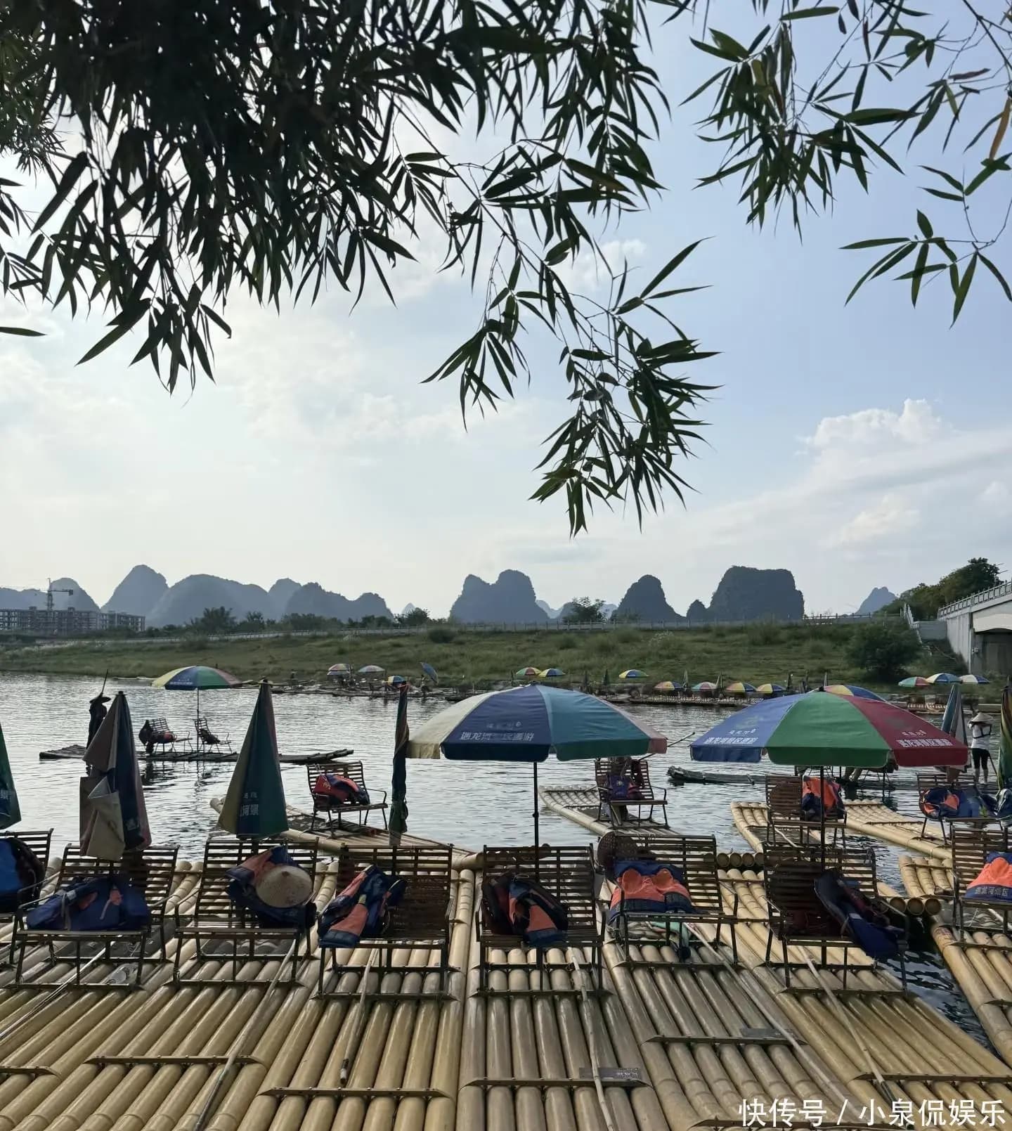 袁姗姗坐在漓江竹筏上欣赏风景