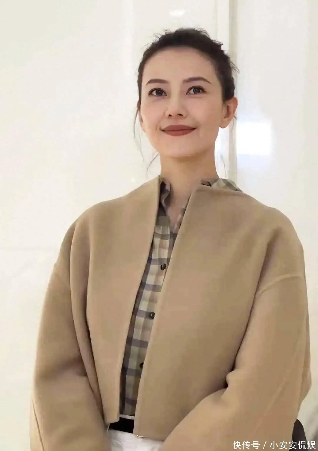 高圆圆广州太古汇活动造型,扎丸子头穿白裤凉鞋,状态年轻