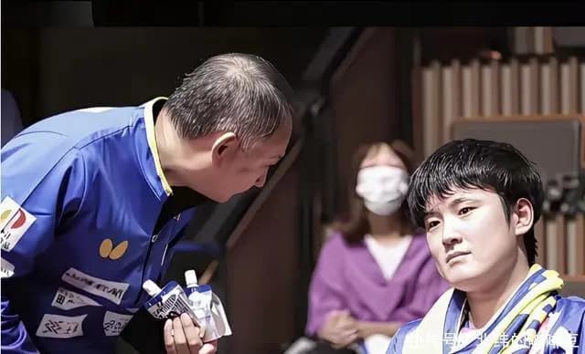 张本智和对待父亲与其他教练态度对比