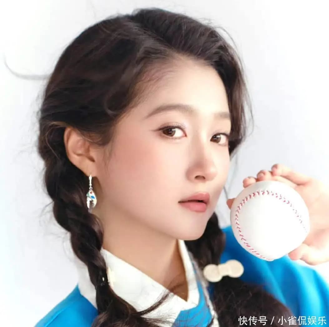 关晓彤分享成长诀窍,强调观察与复盘的重要性,诠释成年人的聪明是经验的积累