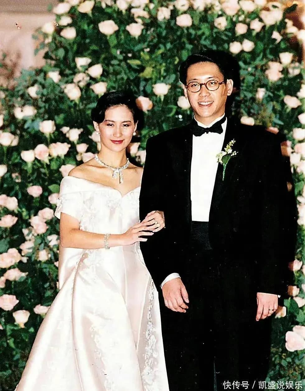 何超琼身穿迪奥定制西式婚纱,镶钻设计奢华无比