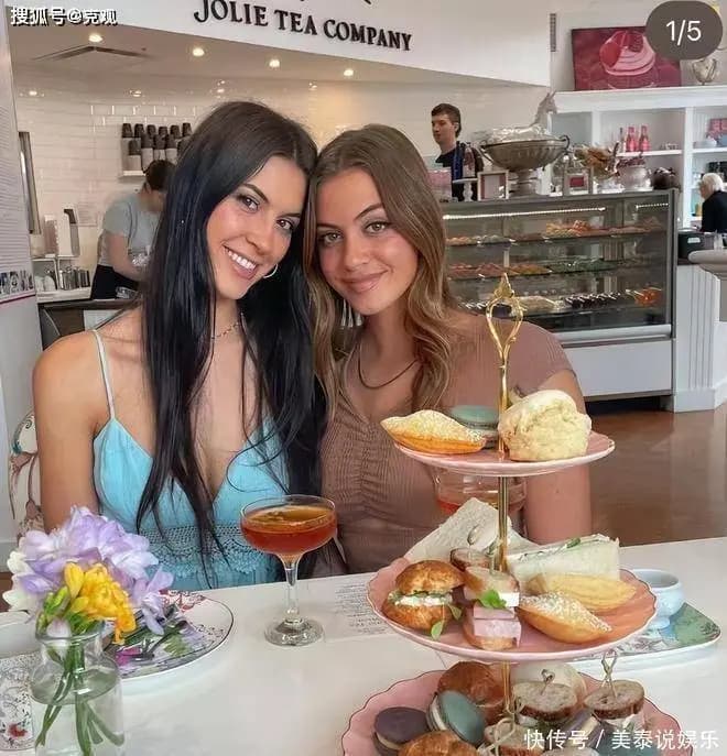 泰特与朋友聚会的快乐瞬间,是派对的焦点