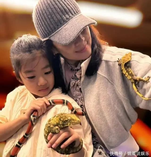 章子怡陪伴女儿醒醒日常生活及钢琴考级趣事