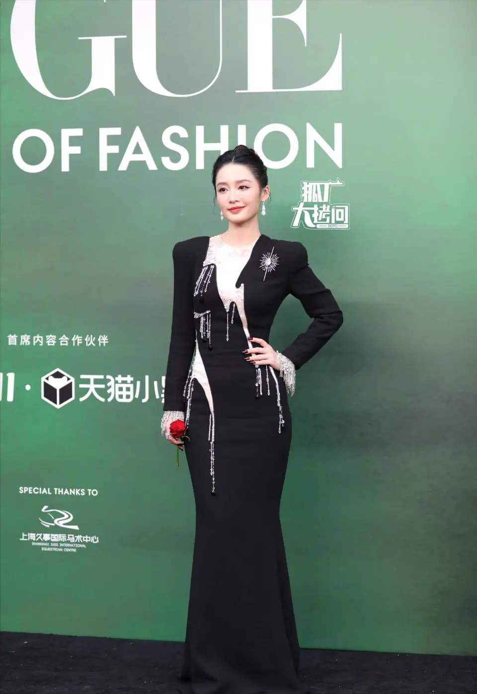 李沁礼服款式老气,像晚会主持人