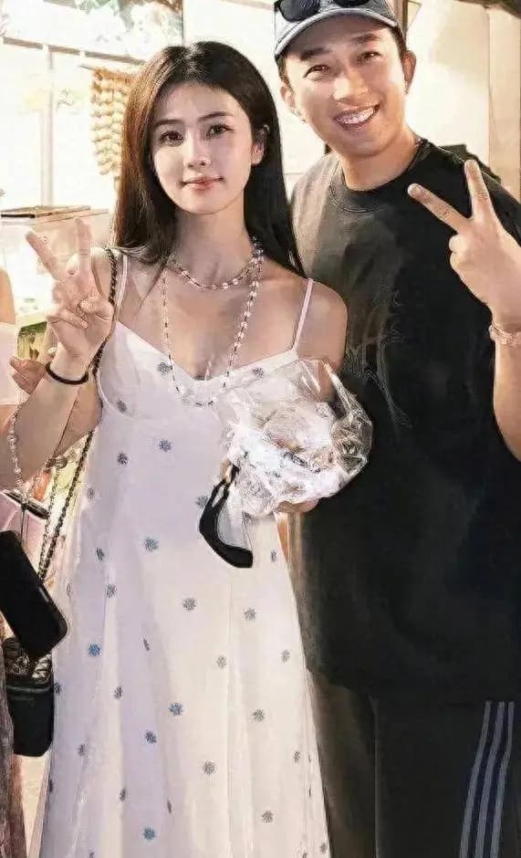 于正白鹿私下聚餐,白裙白鹿安静文雅,粉丝直呼太美了