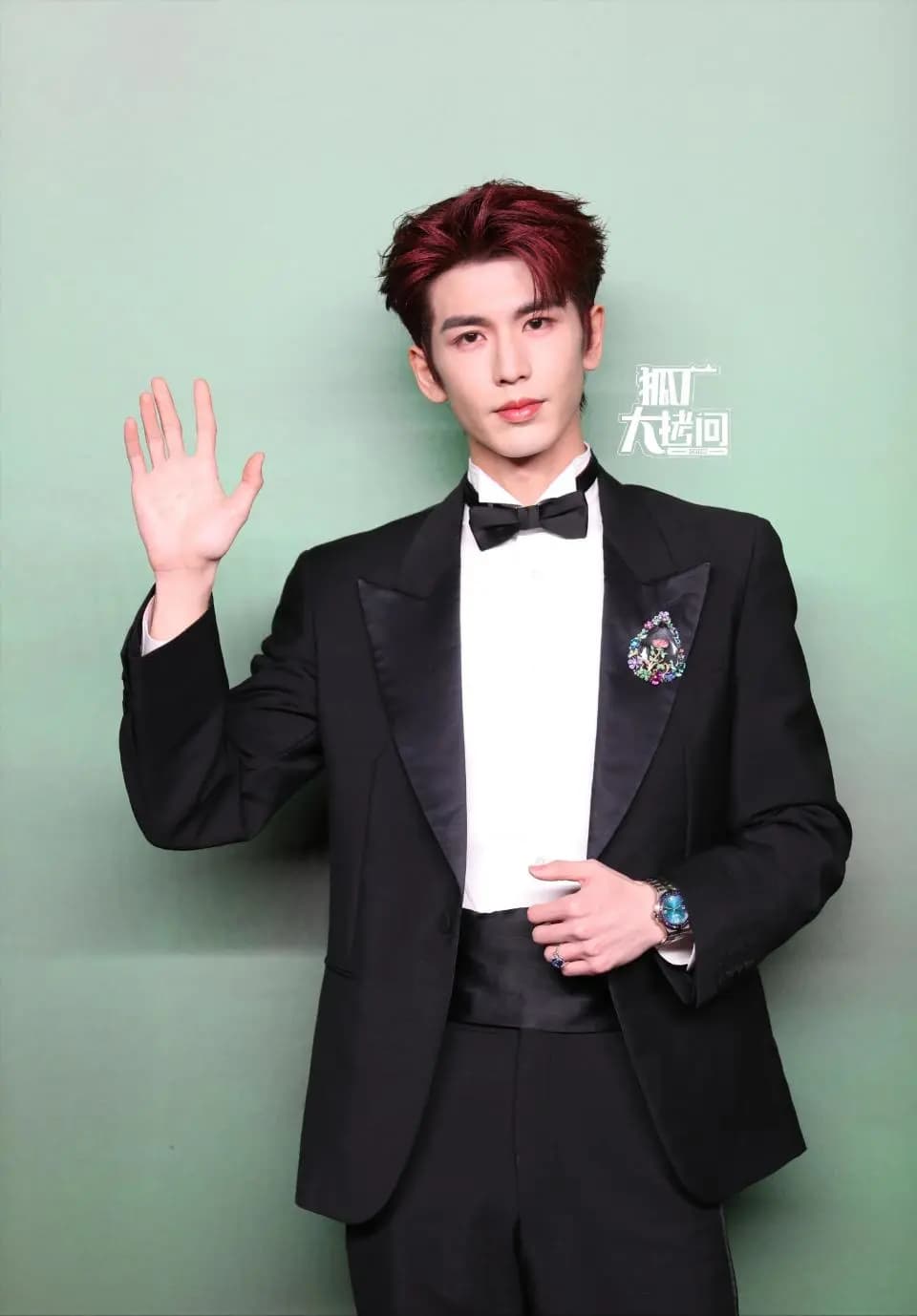 张凌赫红发造型,演绎阴郁霸道风格