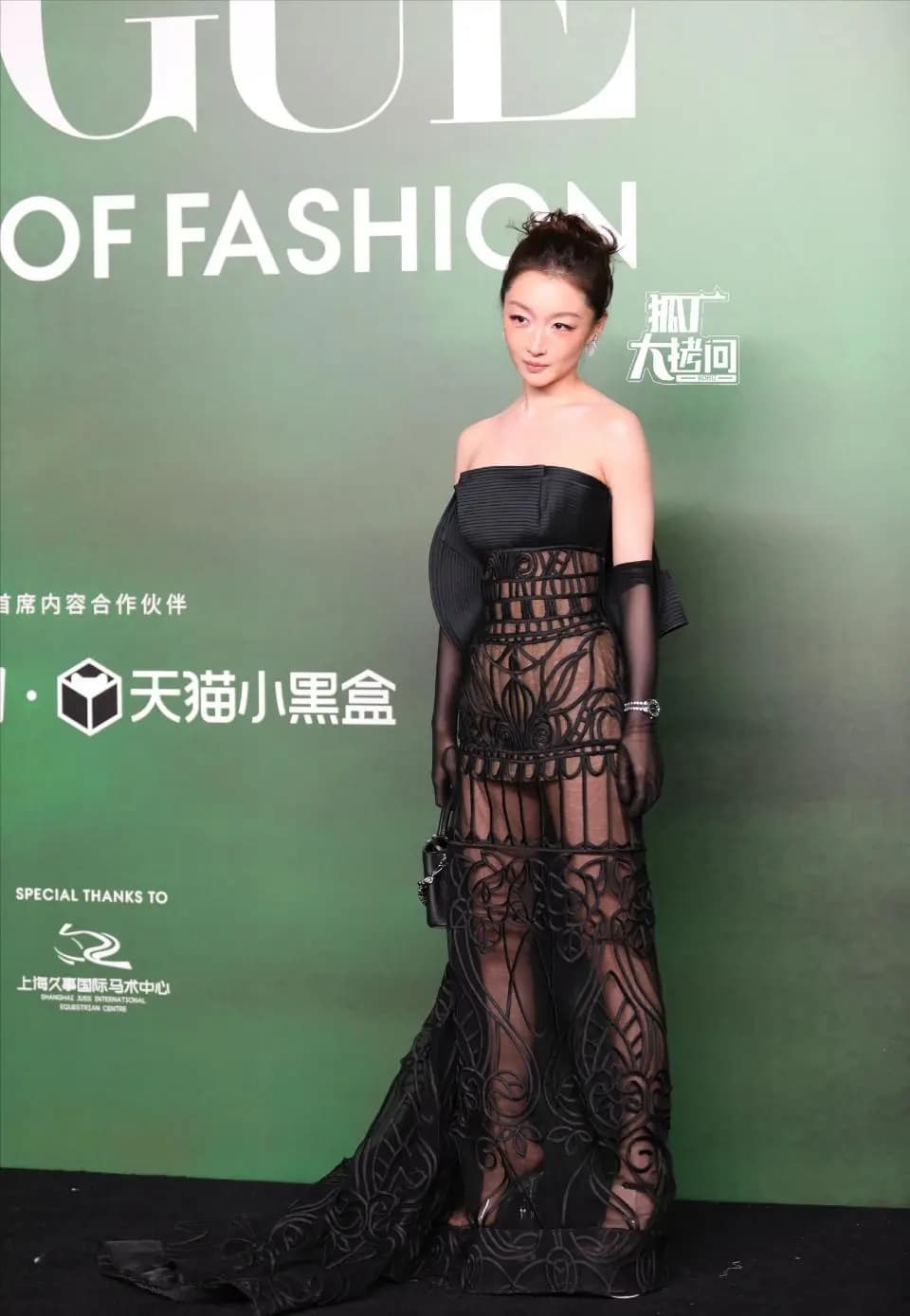 周冬雨礼服选择失误,风格不适合且显得突兀