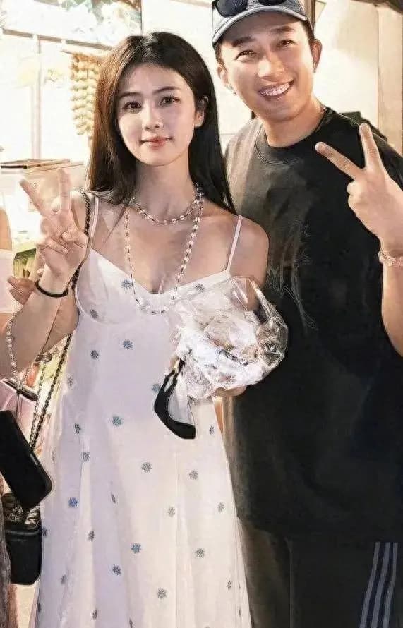 于正晒和白鹿聚餐合照,白鹿身穿白色吊带长裙,安静文雅