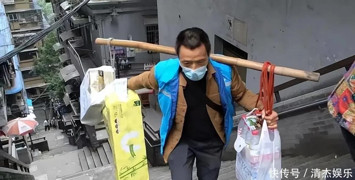 冉光辉妻子在搬进新家后坐在沙发上感动落泪