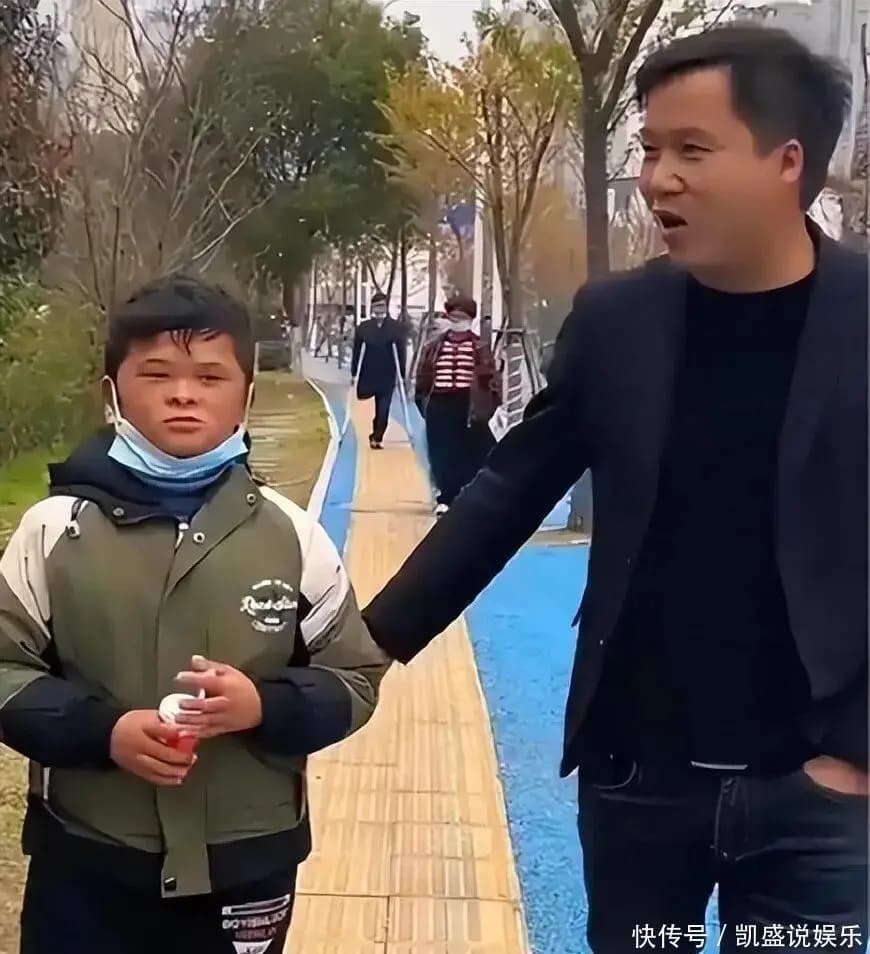 被网红公司包装成商务人士的范小勤参加商业活动