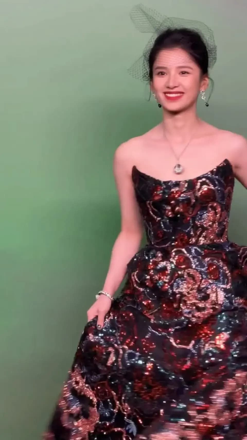 张婧仪黑色礼服配头纱,复古名伶风