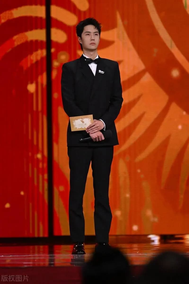 王一博在舞台上激情舞蹈与影视剧中的精彩瞬间