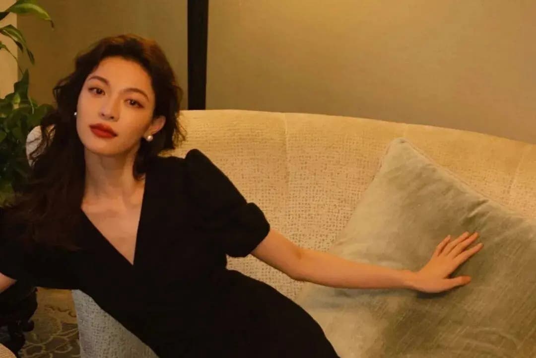 钟楚曦出席时尚活动红毯回应C位争议