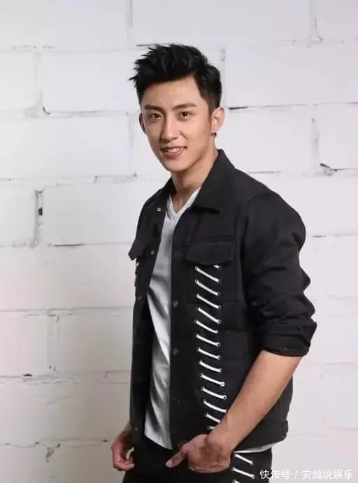 黄景瑜讲述自己少年时期打工经历的采访画面