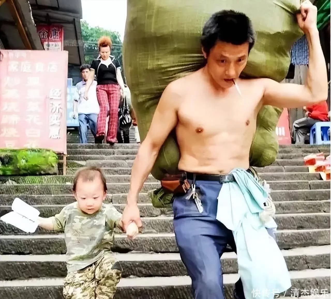 冉光辉一家三口在重庆解放碑附近新买的二手房内合影