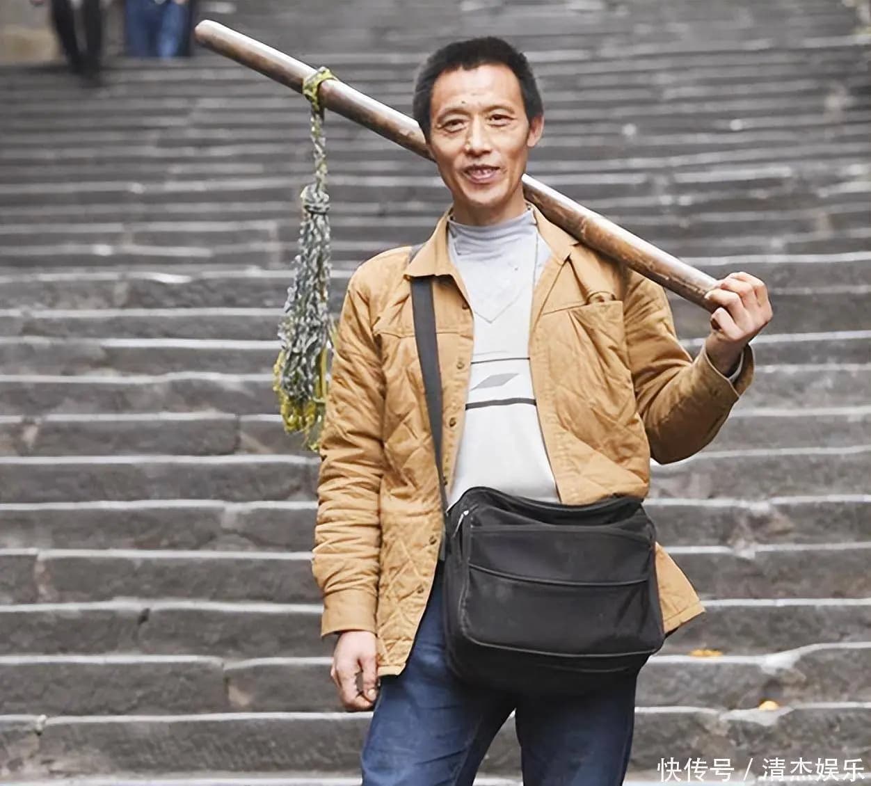 冉光辉年轻时与家人的合影,眼中充满对未来的希望