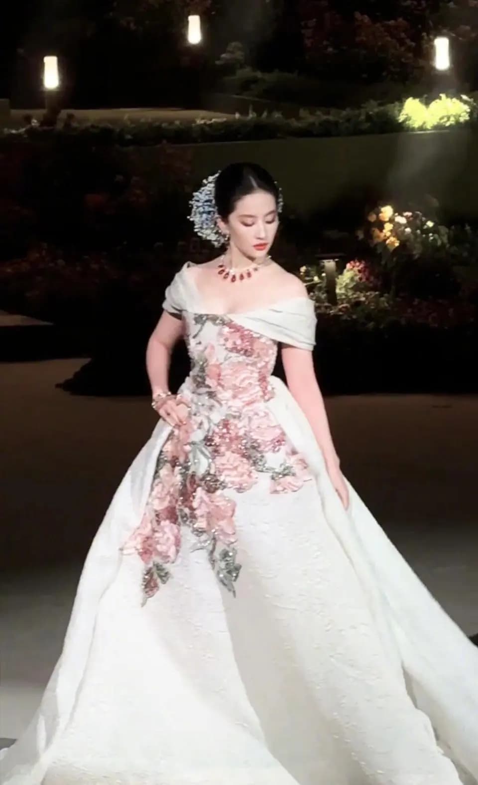 刘亦菲佩戴宝格丽高级珠宝,宛如真公主